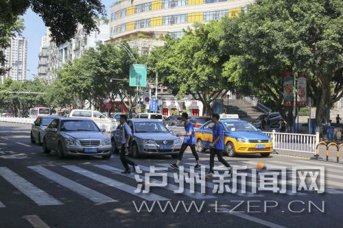 四川警察學(xué)院前的斑馬線(xiàn)沒(méi)有紅綠燈，但過(guò)往車(chē)輛見(jiàn)到有行人過(guò)斑馬線(xiàn)都會(huì)禮讓行人